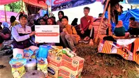 Tim rescue Baitulmaal Muamalat (BMM) berfoto bersama penerima bantuan gempa Cianjur. PT Bank Muamalat Indonesia Tbk bersama BMM menyalurkan bantuan ke Cianjur sejak hari kedua bencana.