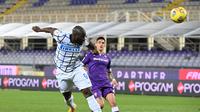 Romelu Lukaku ketika cetak gol ke gawang Fiorentina di ajang Coppa Italia, Rabu (14/01/2021) malam WIB. Inter Milan menang 2-1. (Vincenzo PINTO / AFP)