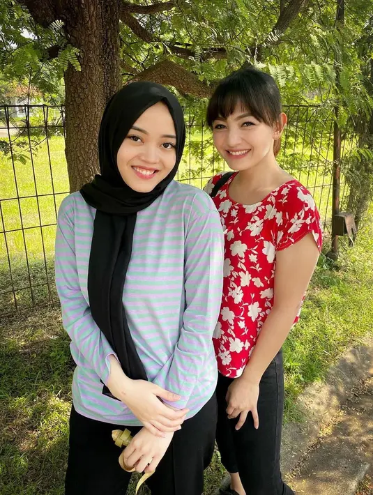Menilik dari laman Instagramnya, rupanya Riesca Rossianna pernah bertemu dengan Putri Delina dan foto bareng. (FOTO: instagram.com/riesca_rose_)