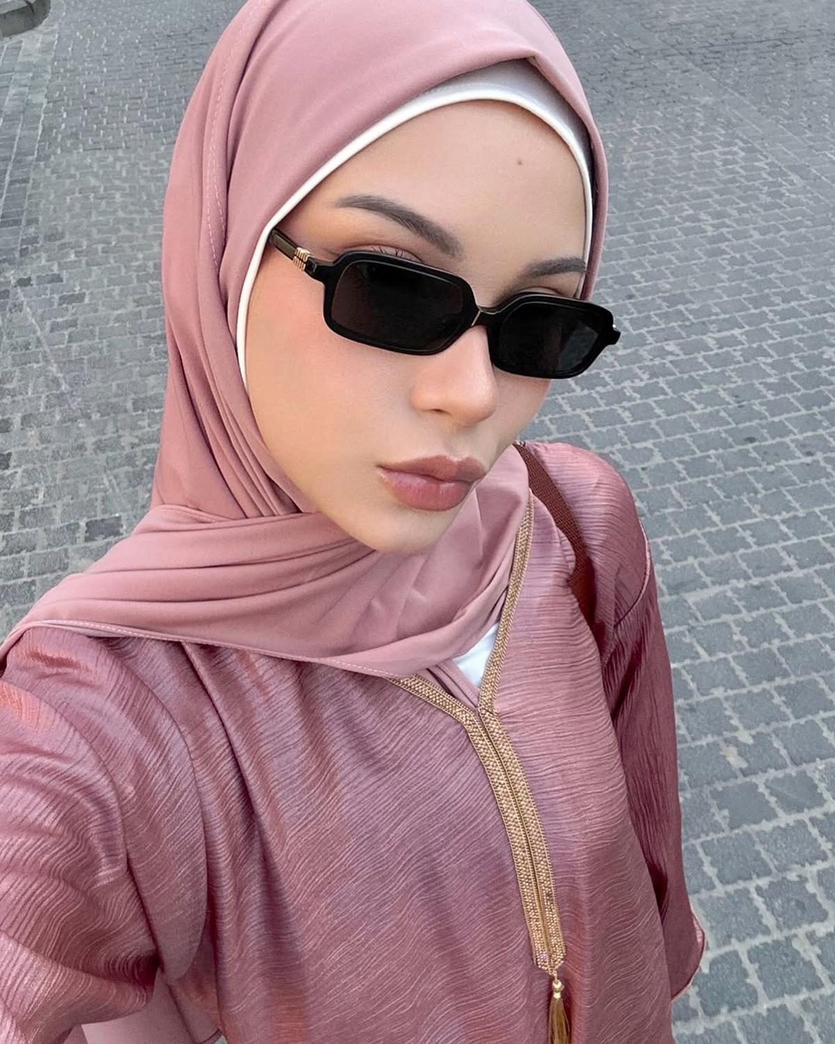 Potret Cantik Alyssa Daguise di Jeddah dengan Balutan Hijab dan Kaftan, Vibenya Muslim Eropa