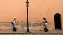 Dua orang turis menggunakan segway untuk berwisata mengelilingi pusat kota Praha, Ceko, Selasa (19/7). Segway adalah kendaraan personal listrik beroda 2 yang mampu menyeimbangkan sendiri. (REUTERS/David W Cerny)