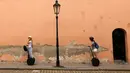 Dua orang turis menggunakan segway untuk berwisata mengelilingi pusat kota Praha, Ceko, Selasa (19/7). Segway adalah kendaraan personal listrik beroda 2 yang mampu menyeimbangkan sendiri. (REUTERS/David W Cerny)