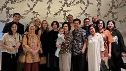 Dalam perayaan tersebut, terlihat keakraban dan kebersamaan yang erat di antara anggota keluarga besar. Bunga Citra Lestari, yang dikenal sangat dekat dengan keluarganya, tampak bahagia bisa merayakan momen spesial ini bersama orang-orang tercinta. Anak-anak, cucu-cucu, serta kerabat dekat lainnya hadir untuk memberikan ucapan selamat dan doa terbaik bagi sang ibunda. (Liputan6.com/IG/@itsmebcl)
