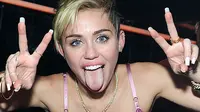 Sering Menjilat, Miley Cyrus Terjangkit Infeksi