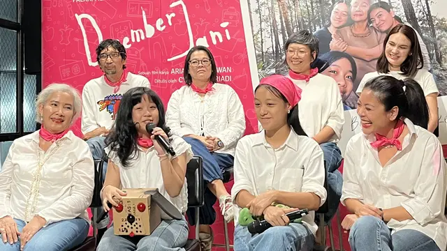 Chempa Puteri memegang mic dan jajaran produser, sutradara, serta cast dalam konferensi pers trailer film "Desember Jani" di kawasan Jakarta pada (14/9/2026)/ (Liputan6.com/Afradhiya N. R)