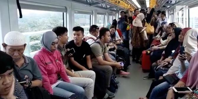 VIDEO: Antusiasme Warga Mencoba LRT Palembang