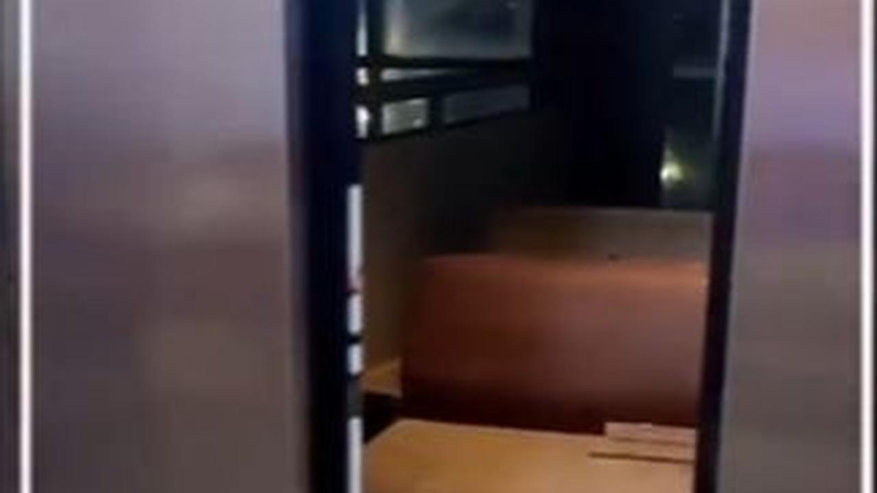 Wanita Terjebak di Lift