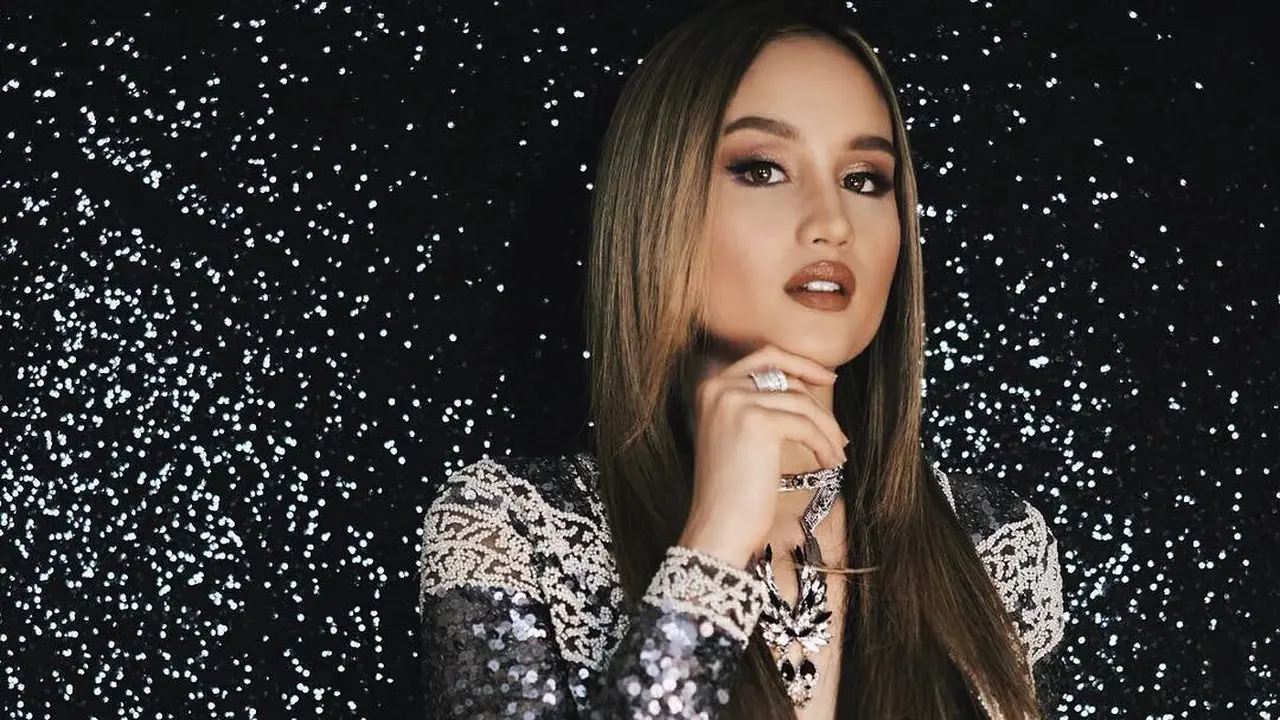 [Bintang] Sequin Nggak Norak, Gaya Cinta Laura dan 4 Artis yang Hits Banget