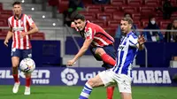 Luis Suarez mencetak gol tunggal kemenangan Atletico Madrid atas Deportivo Alaves pada laga pekan ke-28 La Liga di Estadio Wanda Metropolitano, Senin (22/3/2021) dini hari WIB. (AFP/Javier Soriano)