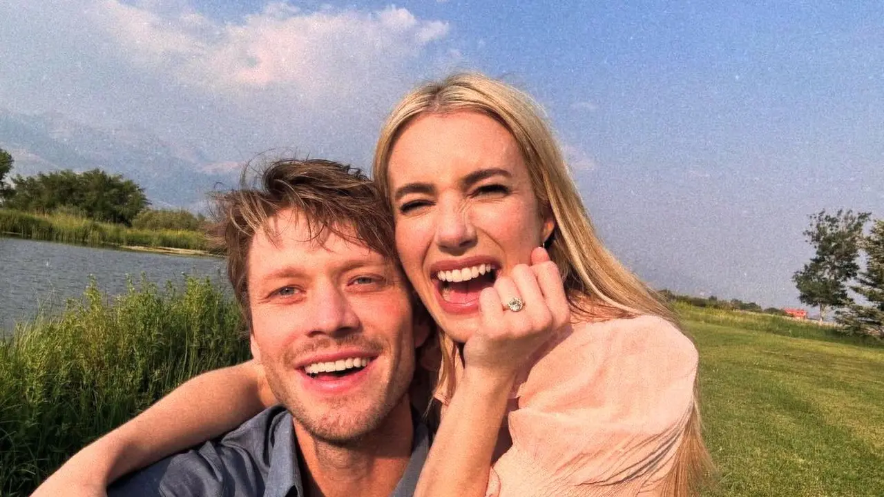 Emma Roberts bertunangan dengan Cody John