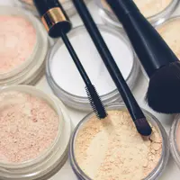 Temukan rahasia memilih cushion yang tepat untuk kulit sawo matang agar hasil makeup tampak natural dan flawless. (Foto: Rosa Rafael/Unsplash)