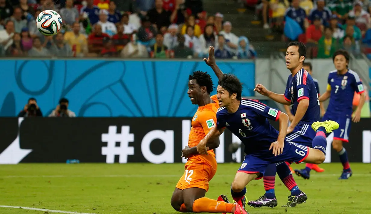 Gol pertama Pantai Gading ke gawang Jepang di penyisihan Piala Dunia 2014 Grup C di Pernambuco Arena, Recife, Brasil, (15/6/2014) tercipta lewat tandukan kepala Wilfried Bony. (REUTERS/Yves Herman)