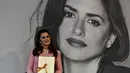 Penelope Cruz menerima Penghargaan Sinematografi Nasional Spanyol di Festival Film San Sebastian ke-70 di San Sebastian, Spanyol utara 17 September 2022. Penelope menampilkan Dua potong trim berulir abu-abu di sepanjang ujung dan kerah, di samping detail kancing ke bawah. (AP Photo/Alvaro Barrientos)