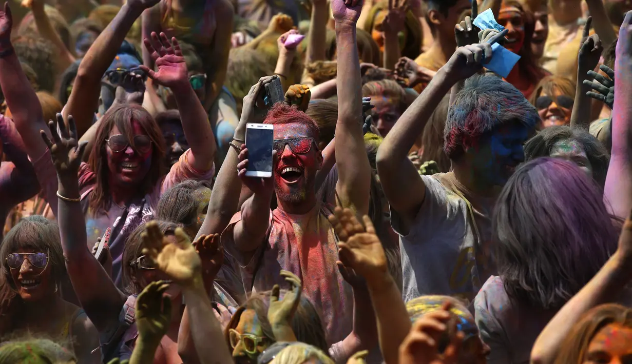 Peserta Festival Holi melakukan swafoto saat mengikuti festival di Santa Coloma de Gramenet, Spanyol, Minggu (28/5). Festival yang menjadi salah satu tradisi di India ini, kini menjadi trend di sejumlah negara. (AP Photo / Manu Fernandez)