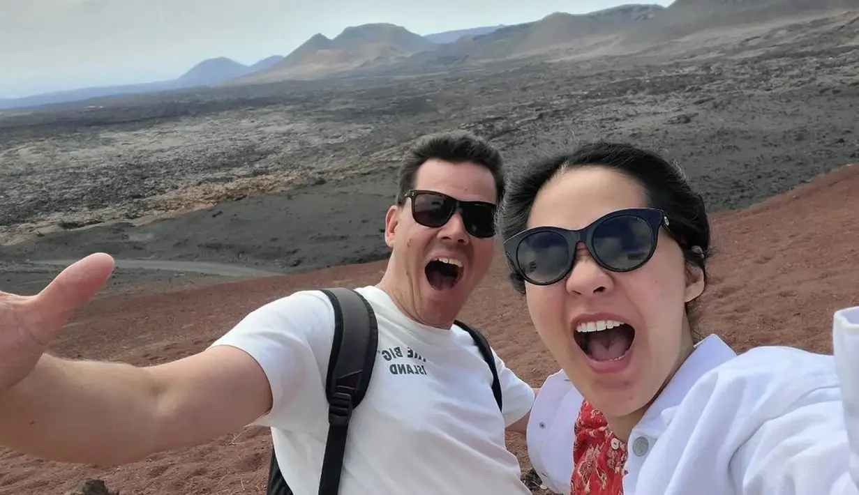 <p>Memilih liburan ke tempat yang unik, Gracia Indri dan suami bulenya pun terlihat sangat bahagia. (FOTO: instagram.com/graciaz14)</p>