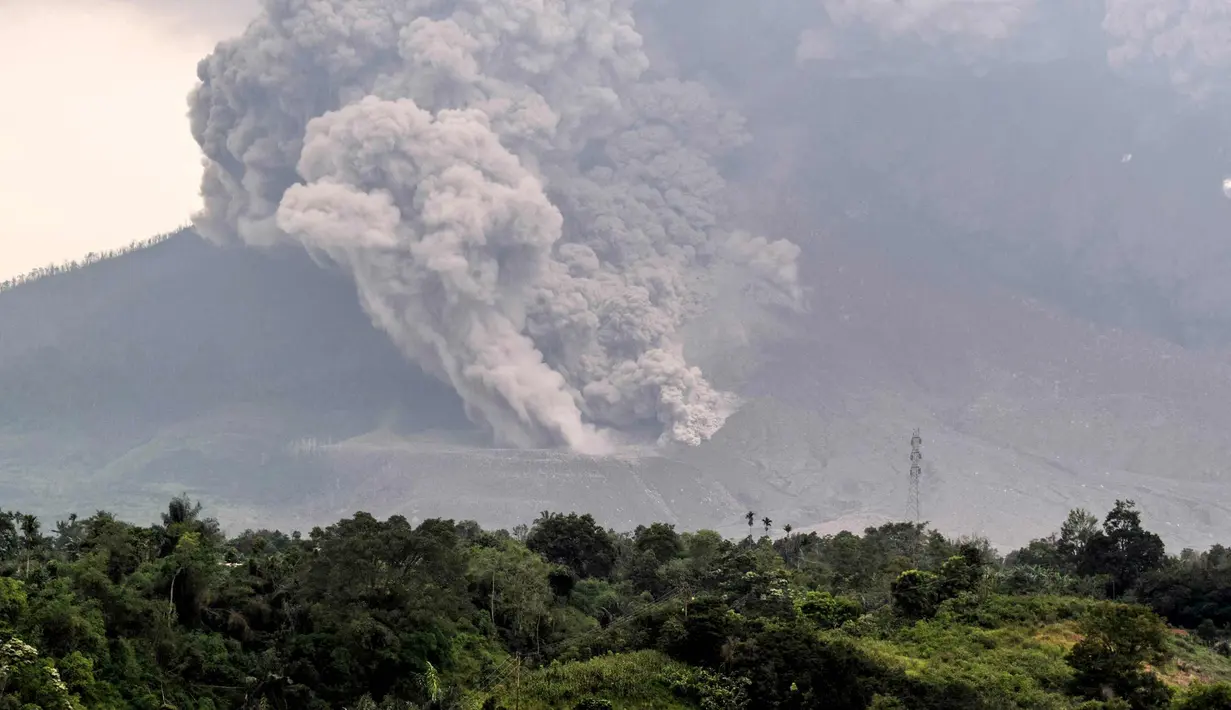 Gunung Sinabung yang mengeluarkan abu tebal terlihat dari kota Karo, Sumatera Utara (6/4). Pusat vulkanologi memperkirakan masih akan terjadi erupsi susulan. (AFP Photo/Anto Sembiring)