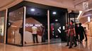 Pengunjung melintas di depan Sandbox VR Experience di Lotte Shopping Avenue, Jakarta, Rabu (6/3). Permainan ini memungkinkan para pemain berinteraksi dengan objek imajinasi dalam suasana tiga dimensi secara nyata. (merdeka.com/Iqbal S. Nugroho)
