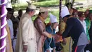 Sultan Tidore Husain Syah berjabat tangan dengan Rizal Ramli pada HUT ke 910 Kota Tidore di Kesultanan Tidore, Sulawesi Utara, Kamis (12/4). Kedatangannya ke Tidore untuk kembali bersilaturahmi. (Liputan6.com/Pool/Ardi)
