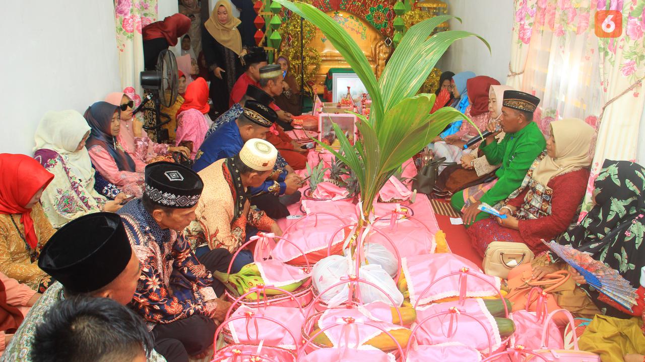 Prosesi adat dutu saat pesta perkawinan di Gorontalo