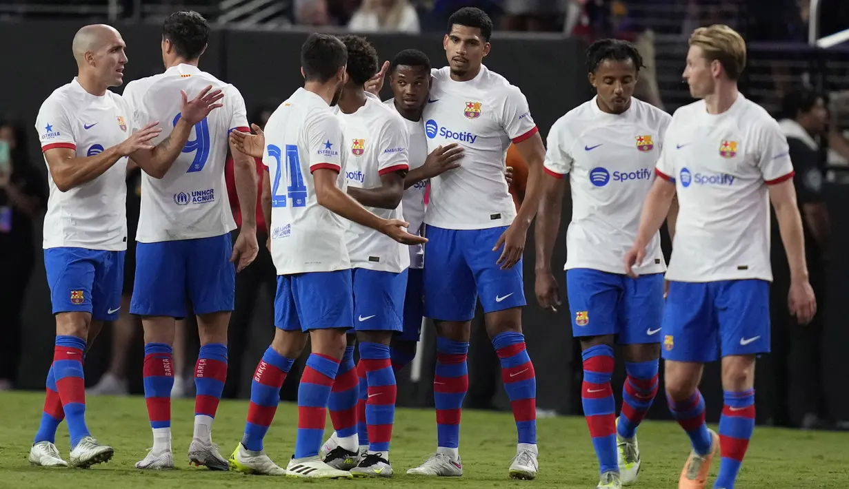 Para pemain Barcelona merayakan gol yang dicetak oleh Ansu Fati ke gawang AC Milan pada laga pramusim di Allegiant Stadium, Las Vegas, Rabu (2/8/2023). Barcelona menang dengan skor tipis 1-0. (AP Photo/John Locher)