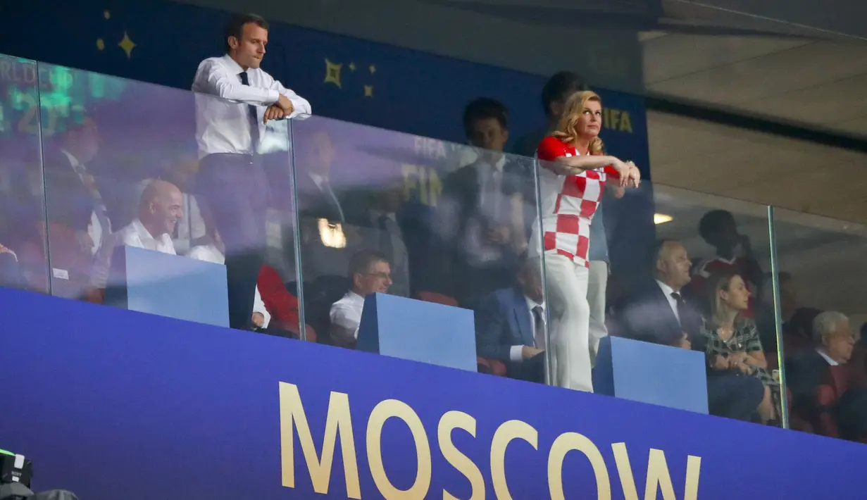 Gaya Kolinda Grabar Kitarovic (kanan) dan Presiden Prancis, Emannuel Macron pada final Piala Dunia 2018 di Luzhniki Stadium, Moskow, Rusia, (15/7/2018). Meski Kroasia kalah Kolinda Grabar-Kitarovic tetap tersenyum manis. (AP/Matthias Schrader)