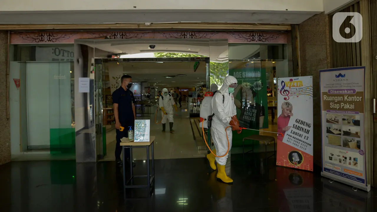 Pusat Perbelanjaan Sarinah Disemprot Disinfektan Cegah Corona