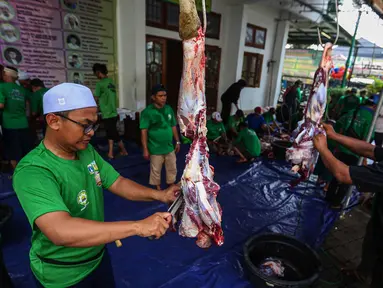 Panitia kurban melakukan pemotongan daging hewan kurban di halaman masjid Jami Daarul Falaah di Jakarta Selatan, Senin (17/6/2024). (Liputan6.com/Angga Yuniar)