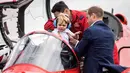 Pangeran George diangkat keluar dari kokpit pesawat oleh ayahnya Pangeran William saat mengunjungi Royal International Air Tattoo di RAF Fairford di Gloucestershire, Inggris, (8/7). (REUTERS/Richard Pohle)