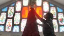 Umat Katolik menghias pohon Natal di Gereja Santo Barnabas, Tangerang Selatan, Banten, Kamis (23/12/2021). Sejumlah gereja di Indonesia mulai melakukan persiapan dan pemasangan dekorasi untuk menyambut misa dan perayaan Natal 2021. (merdeka.com/Arie Basuki)