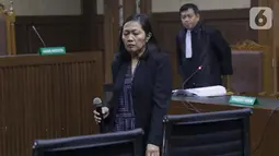 Terdakwa perantara suap mantan anggota DPR Bowo Sidik Pangarso, M Indung Andriani (kiri) saat menjalani sidang pembacaan tuntutan di Pengadilan Tipikor, Jakarta, Rabu (16/10/2019). M Indung Andriani dituntut 4 tahun penjara dan denda Rp 200 juta. (Liputan6.com/Helmi Fithriansyah)