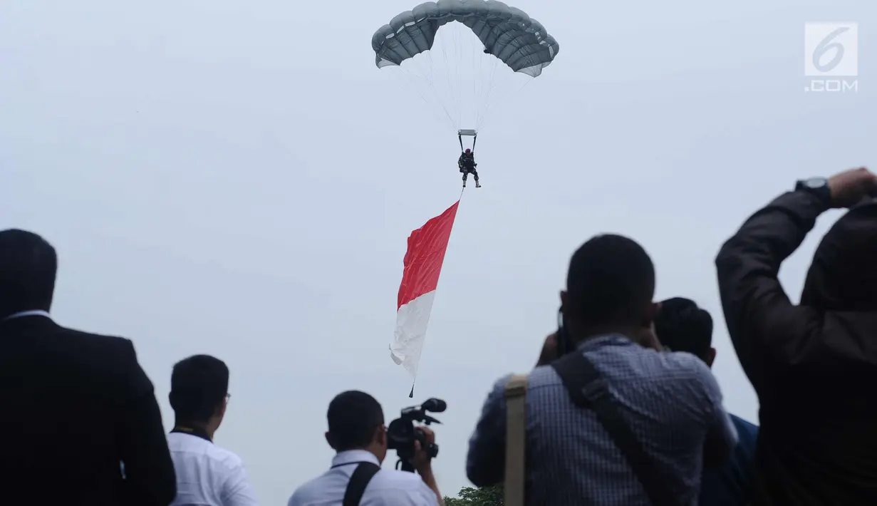 Prajurit Marinir melakukan penerjunan saat upacara HUT Korps Marinir ke-72 di Kesatrian Marinir Hartono, Cilandak, Jakarta, Rabu (15/11). HUT Marinir ke-72 bertema Marinir Prajurit Pejuang dan Profesional. (Liputan6.com/Helmi Fithriansyah)