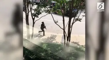 Sebuah video amatir merekam detik-detik penangkapan terduga pelaku penembakan di Maryland. Sebuah insiden penembakan terjadi di kantor surat kabar dan menewaskan lima orang.