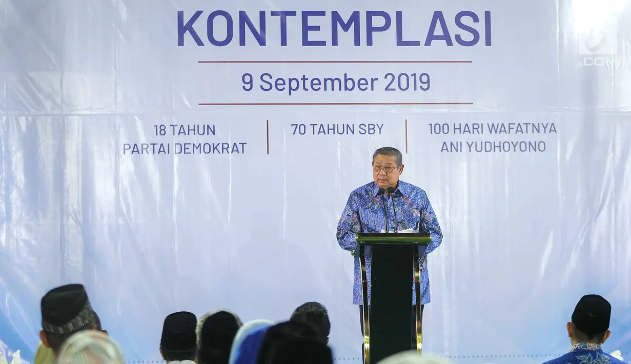 Presiden ke-6 Susilo Bambang Yudhoyono (SBY) menyampaikan pidato pada malam kontemplasi di Puri Cikeas Bogor, Senin (9/9/2019). Pidato ini disampaikan dalam rangka HUT ke-18 Partai Demokrat, hari lahir SBY, dan 100 hari meninggalnya Any Yudhoyono. (Liputan6.com/Faizal Fanani)