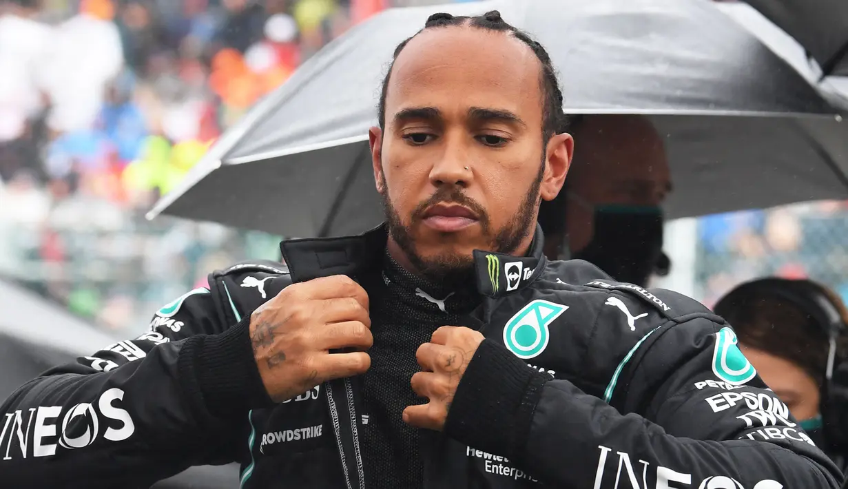 Juara bertahan, Lewis Hamilton masih menempel ketat sang pemuncak klasemen dengan jarak 12 poin. Ia dan tim Mercedes tentu akan menyiapkan berbagai strategi untuk mencuri kembali gelar juara dunia, salah satunya dengan penggantain mesin barunya di GP Turki lalu. (AFP/Pool/John Thys)