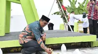 Dirjen Percepatan Pembangunan Daerah Tertinggal (PPDT) Kemendes PDTT Eko Sri Haryanto memimpin Upacara Tabur Bunga dalam rangka Hari Bhakti Transmigrasi ke-72 di Kompleks Makam Pionir Transmigrasi di Sukra, Indramayu, Jawa Barat, Kamis (8/12/2022). (Dok Kemendes PDTT)