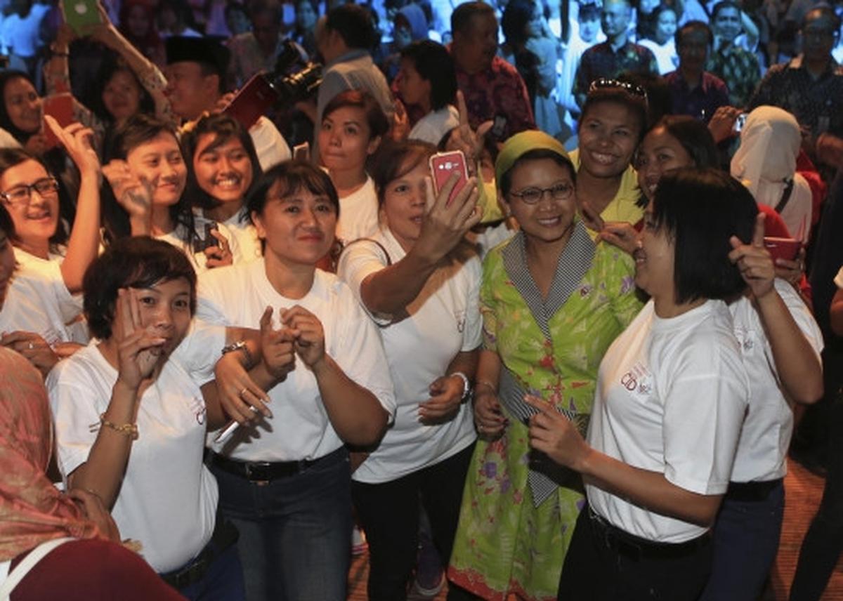 Akrabnya Menlu Retno & para TKI, joget bareng diiringi musik dangdut