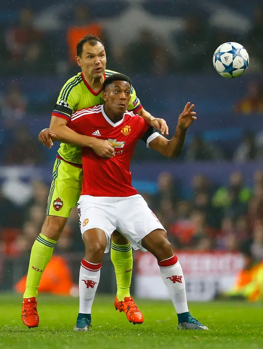 Penyerang MU, Anthony Martial (depan) berebut bola dengan bek CSKA Moscow, Sergey Ignashevich pada liga champions di stadion Old Trafford,Inggris (3/11). Manchester United menang atas CSKA Moscow dengan skor 1-0. (Reuters/Darren Staples)