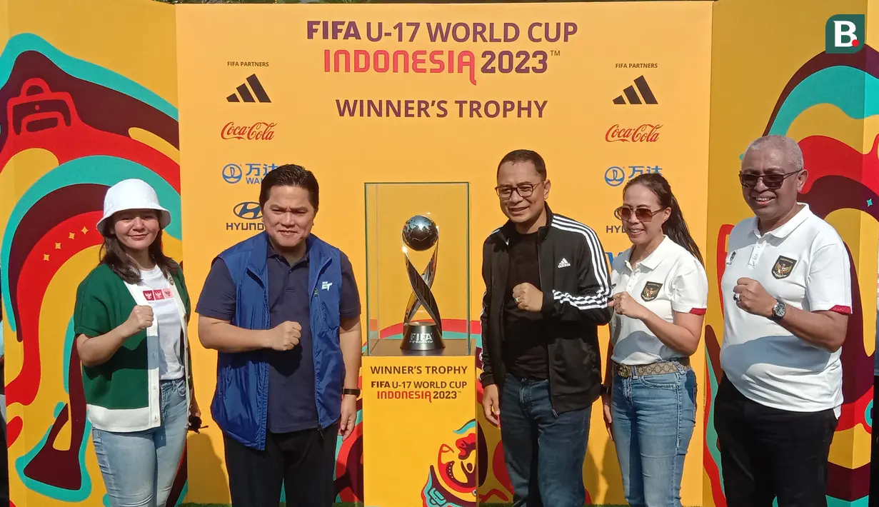 Ketua Umum PSSI, Erick Thohir (dua kiri), Wali Kota Surabaya, Eri Cahyadi (tengah), dan Wakil Ketua Umum PSSI, Ratu Tisha (kiri) saat menghadiri acara Trophy Experience Piala Dunia U-17 2023 yang berlangsung di Surabaya, Minggu (29/10/2023). (Bola.com/Aditya Wany)