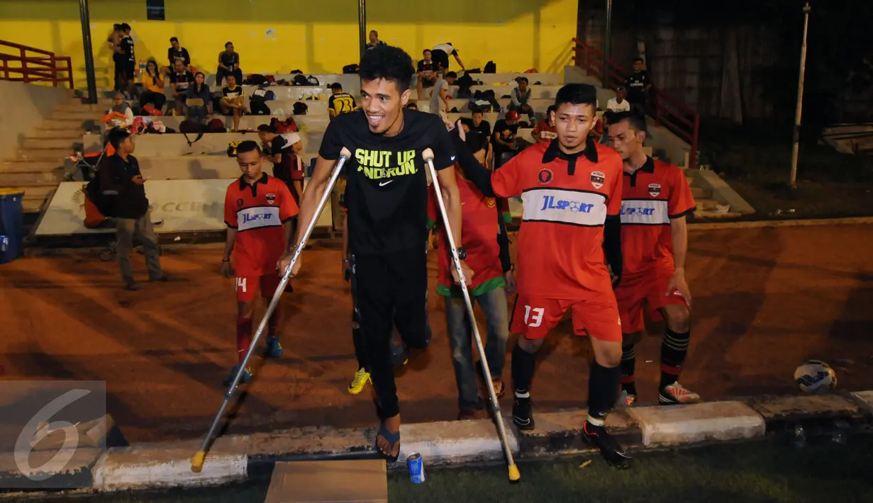 Alfin Tuasalamony (kaos hitam) bersiap masuk kedalam lapangan untuk menerima penghargaan dari kelompok suporter usai laga Trofeo Calcio Charity yang digelar di Lapangan Pertamina Simprug, Jakarta, Sabtu (11/7/2015). (Liputan6.com/Helmi Fithriansyah)