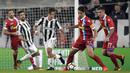 Pemain Juventus, Paulo Dybala (tengah) berebut bola dengan pemain Spal, Felipe Dal Bello Felipe pada lanjutan Serie A di Allianz Stadium, Turin, (25/10/2017). Juventus menang 4-1. (AFP/Miguel Medina)