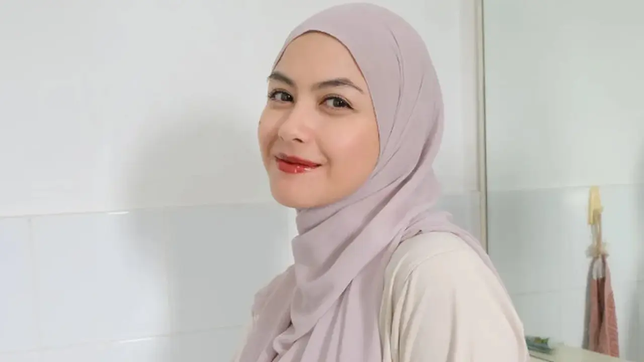 Inspirasi Hijaber Modern 40 Tahun Revalina S Temat (Foto: Instagram @vatemat)