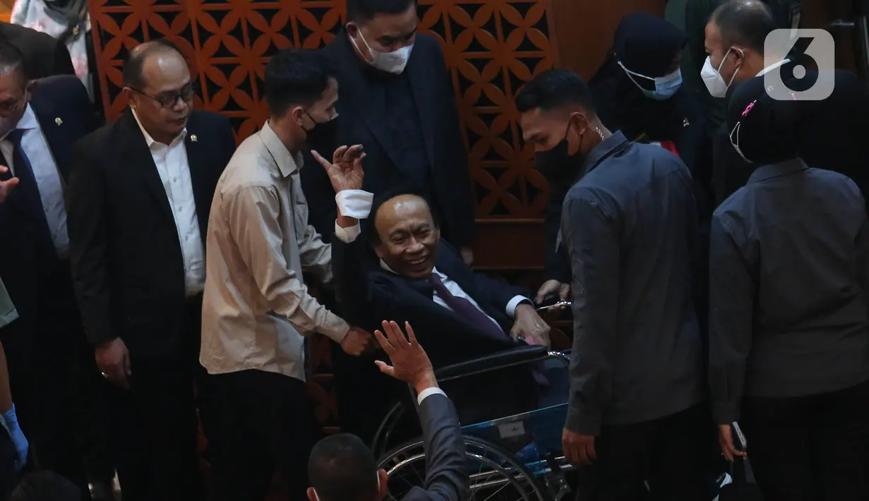 Wakil Ketua Banggar DPR RI Muhidin Muhammad Said dibawa ke ruang medis usai terjatuh di Rapat Paripurna ke-26 Masa Persidangan V Tahun Sidang 2021-2022 di Gedung nusantara III, Jakarta, Kamis (30/6/2022). Belum diketahui kenapa Wakil Banggar Muhidin sampai terjatuh. (Liputan6.com/Angga Yuniar)