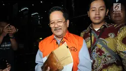 Pemilik PT Jasa Promix Nusantara dan PT Secilia Putri, Sibron Azis kenakan rompi tahanan dengan dikawal petugas usai menjalani pemeriksaan di gedung KPK, Jakarta, Jumat (25/1). Sibron Azis resmi ditahan 20 hari kedepan. (merdeka.com/Dwi Narwoko)