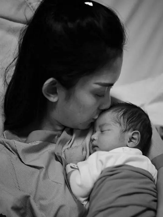 "Kabar gembiranya hari sabtu tepatnya jam 21.40 (malam) pas keluarnya. Ya pas proses persalinannya sesar putra kami lahir," kata Aldi Bragi, Selasa (17/4/2018), seperti dilansir dari Liputan6.com. (Instagram/aldi4bragi)