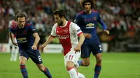 Penyerang Ajax Amsterdam, Amin Younes (tengah) mendapat pengawalan ketat dari pemain Manchester United, Juan Mata (kiri), pada laga final Liga Europa 2016-2017, di Friends Arena, Solna, Swedia (24/5/2017).  (AFP/Soren Anderson)