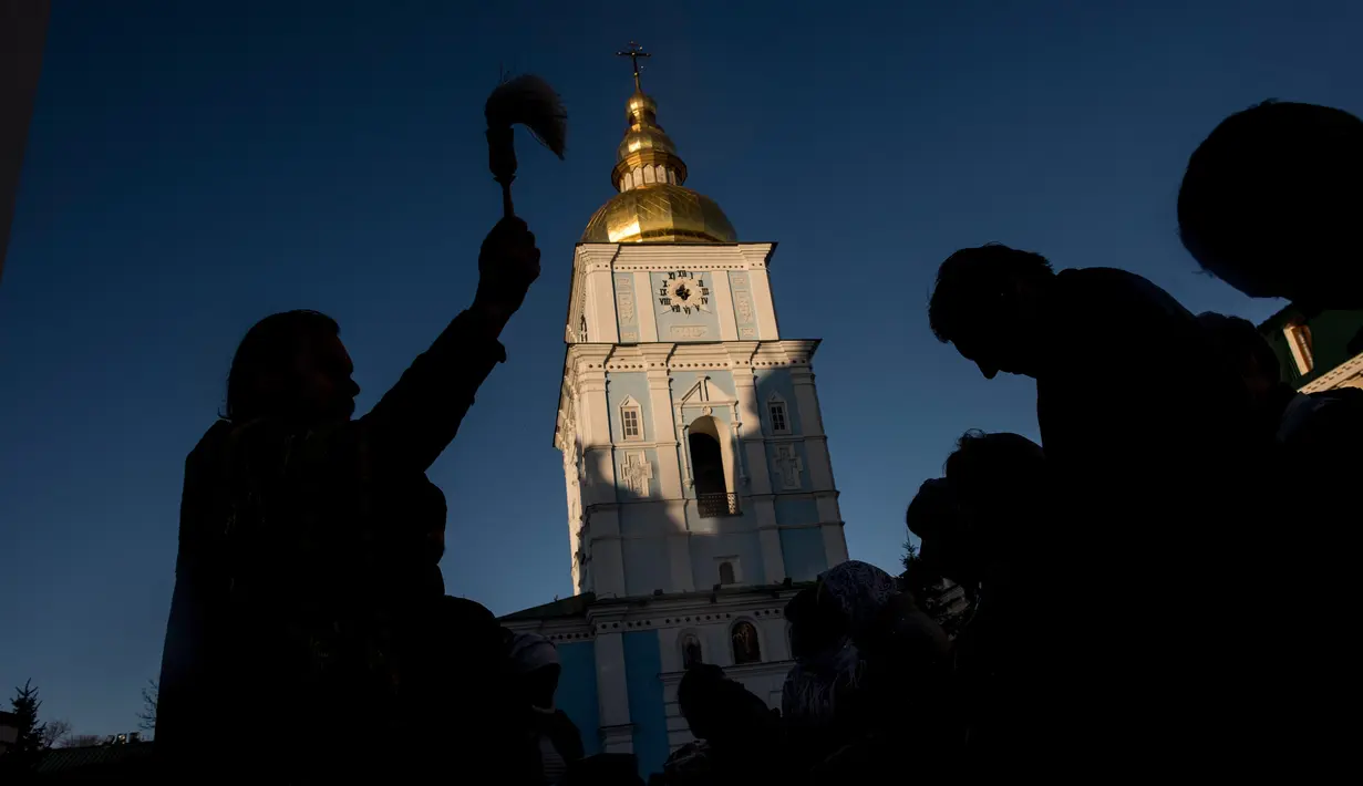 Jemaat Ortodoks Ukraina diberkati di Biara Volodymyrskiy saat perayaan Paskah di Kiev, Ukraina (8/4).  Perayaan Paskah Gereja Ortodoks Timur dirayakan pada hari Minggu pertama setelah bulan purnama pertama di musim semi. (AP Photo / Evgeniy Maloletka)