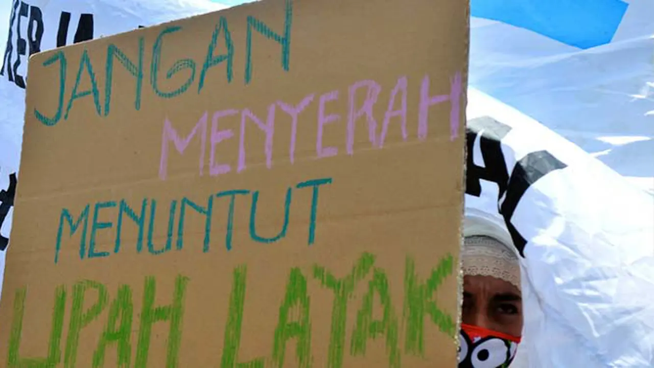 demo-buruh121105c.jpg