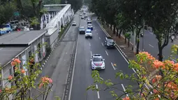 Mobil yang membawa delegasi peserta KAA melintasi Jalan Sudirman yang telah distrerilkan, Jakarta, Senin (20/4/2015). Pengalihan arus dilakukan agar para tamu KAA bisa sampai ke tempat tujuan dengan lancar (Liputan6.com/Johan Tallo)