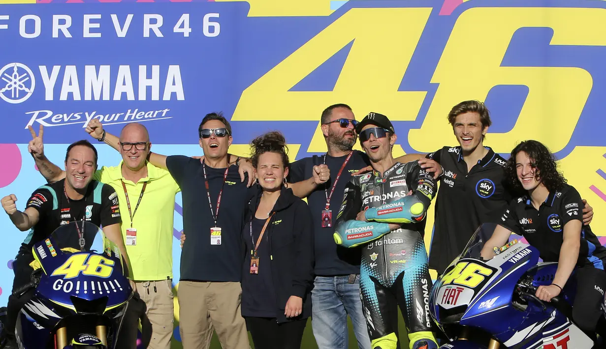 Pabrikan asal Iwata itu mendedikasikan pesan penuh cinta dan salam perpisahan dari motor M1, yang jadi tunggangan andalan The Doctor di Yamaha untuk Valentino Rossi. Grazie Vale. (AP Photo/Alberto Saiz)