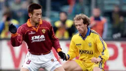 1. Hidetoshi Nakata - Bintang AS Roma ini adalah salah satu pemain terbaik Jepang sepanjang masa. Delapan tahun berkarir di Italia, Nakata berhasil meraih gelar juara Serie A pada musim 2000-2001 bersama AS Roma. (AFP/GAbriel Bouys)